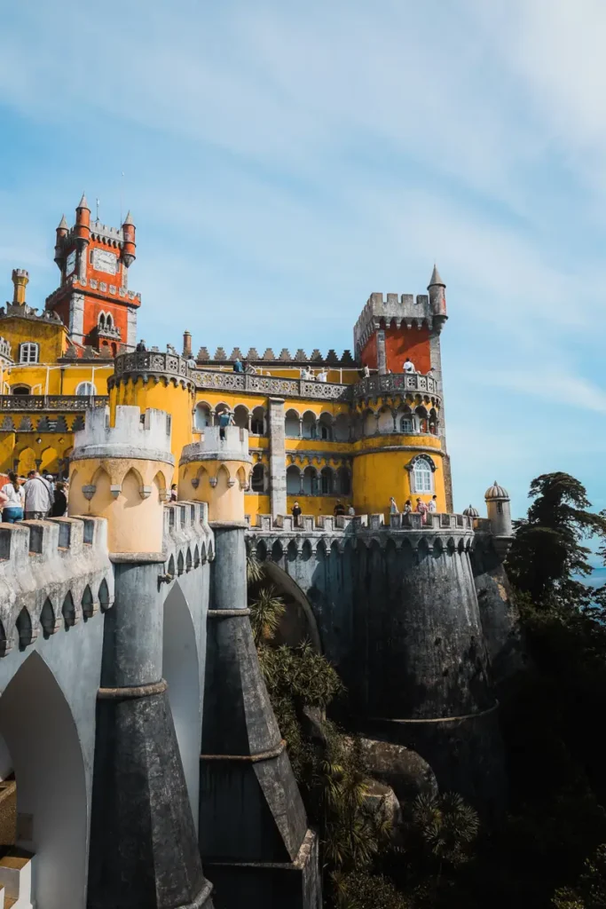 Pena palace is het bekendste paleis van Sintra en een van de dingen die je zeker moet doen tijdens een citytrip naar Lissabon