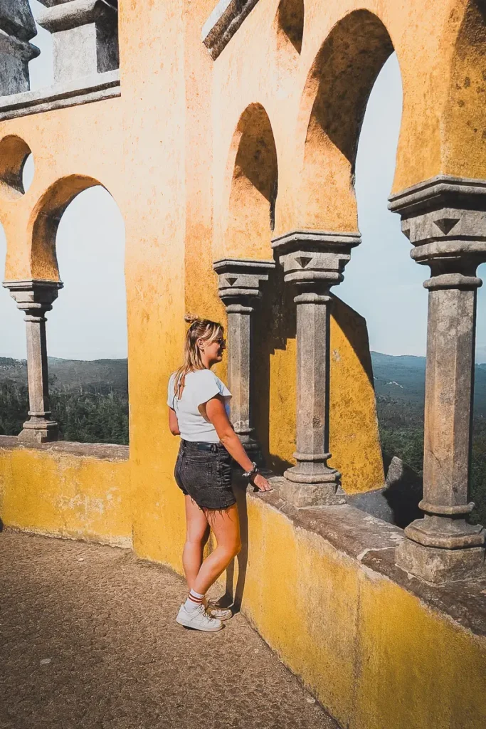 Het geel en rood gekleurde Pena Palace is de eerste stop van je daguitstap naar Sintra