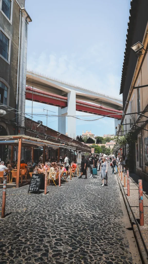 Gezellige straat aan LX factory onder brug