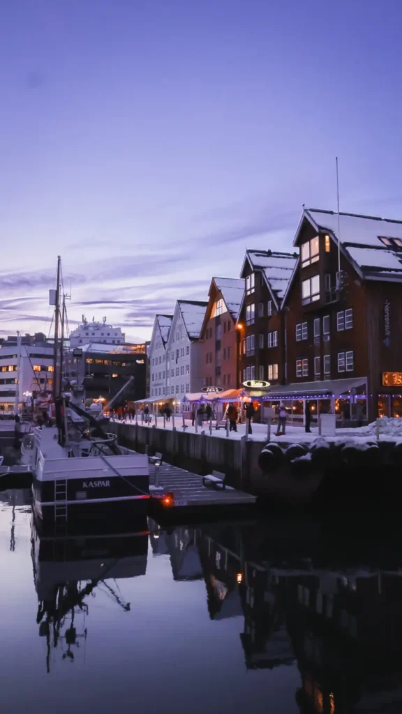 De gezellige stad Tromso wordt ook wel het Parijs van het Noorden genoemd