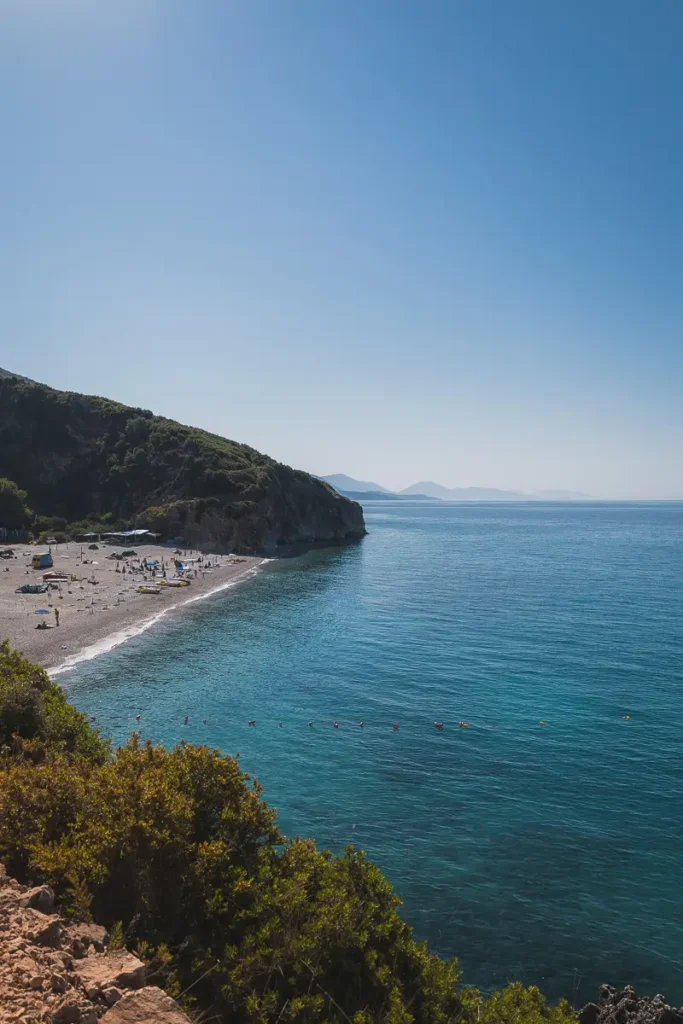 Strand van Gjipe Beach tussen hoge kliffen en helder water