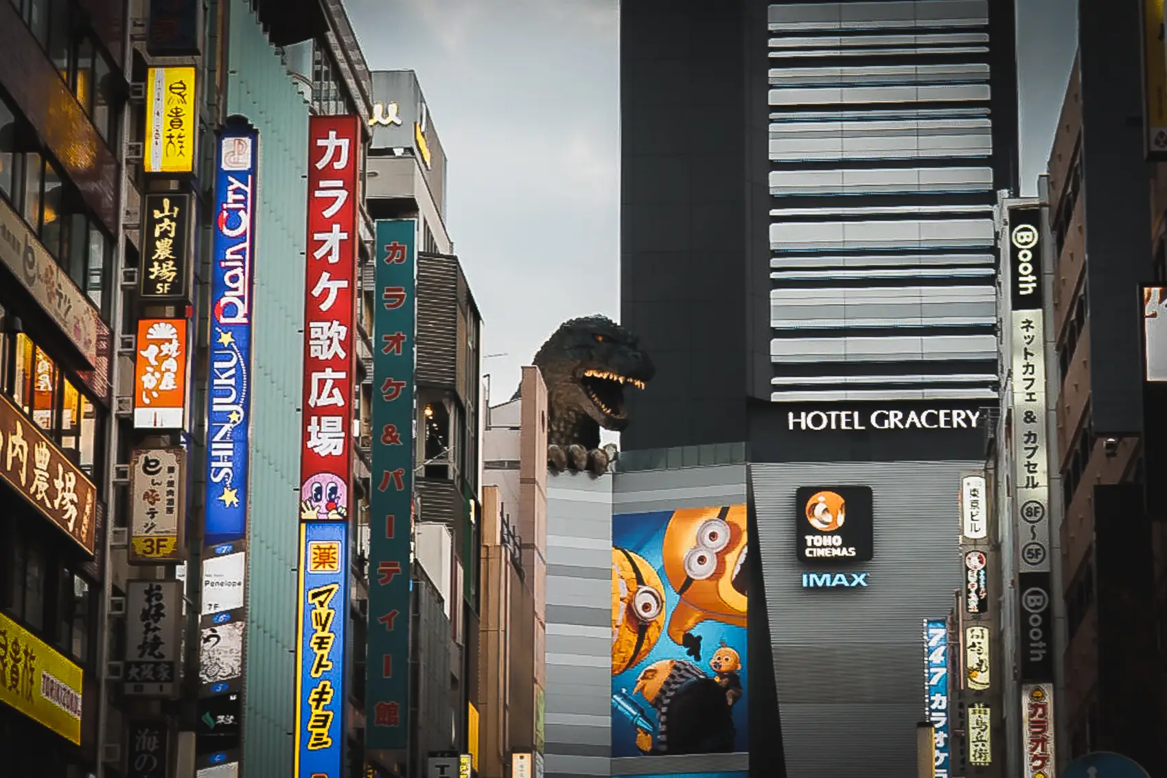 Godzilla Head boven Hotel Gracery in Shinjuku, een van de iconische highlights van wat te doen in Tokyo