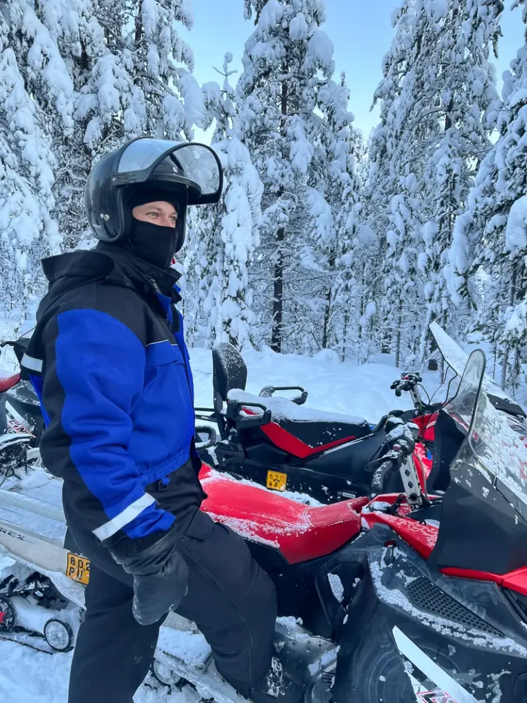 Bij de meeste excursies krijg je extra kledij zoals een overjas en overbroek, overal of sneeuwschoenen en overwanten