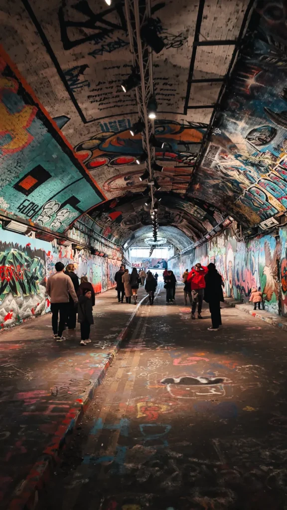 Graffiti tunnel bij Waterloo station met streetart van grond tot plafond