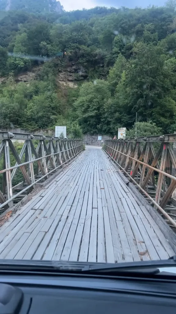 Houten brug als grensovergang tussen Bosnië en Montenegro