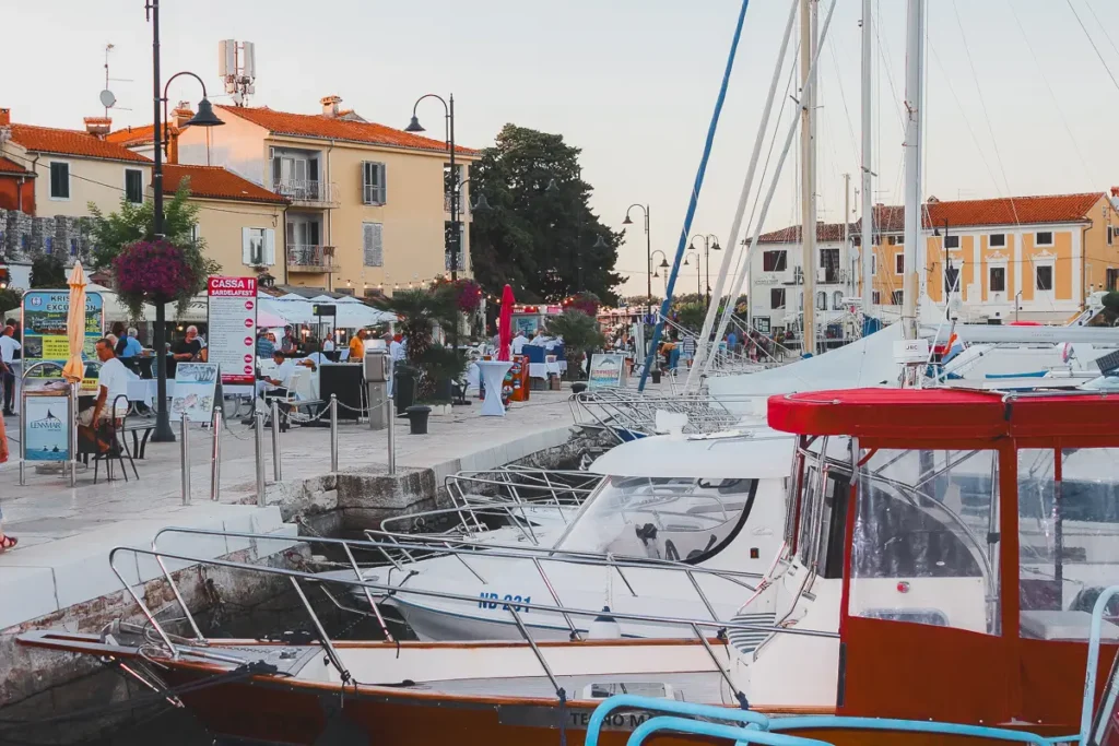 bootjes en terrasjes langs de sfeervolle haven van Porec