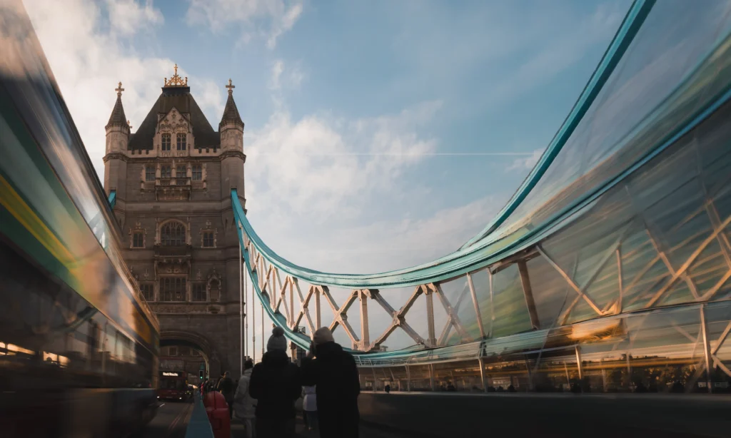 Tower Bridge in Londen met bewegende bus en wandelaars op de brug