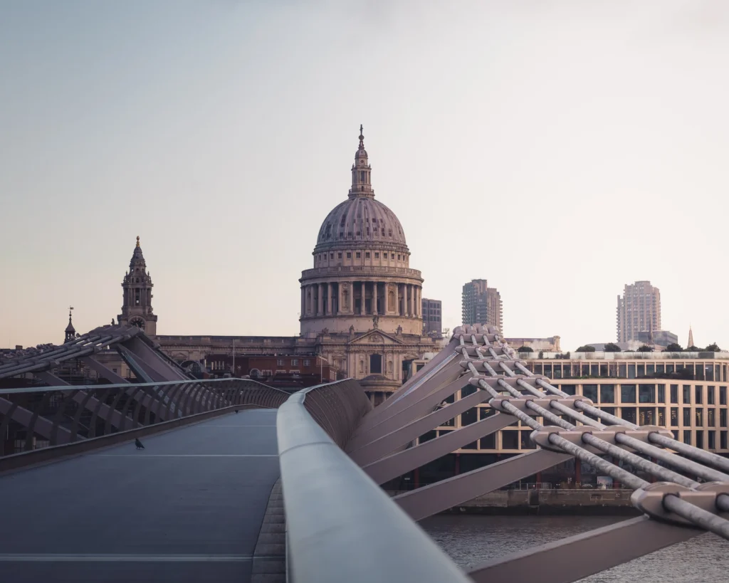 St Paul’s Cathedral gezien vanaf Millennium Bridge in Londen