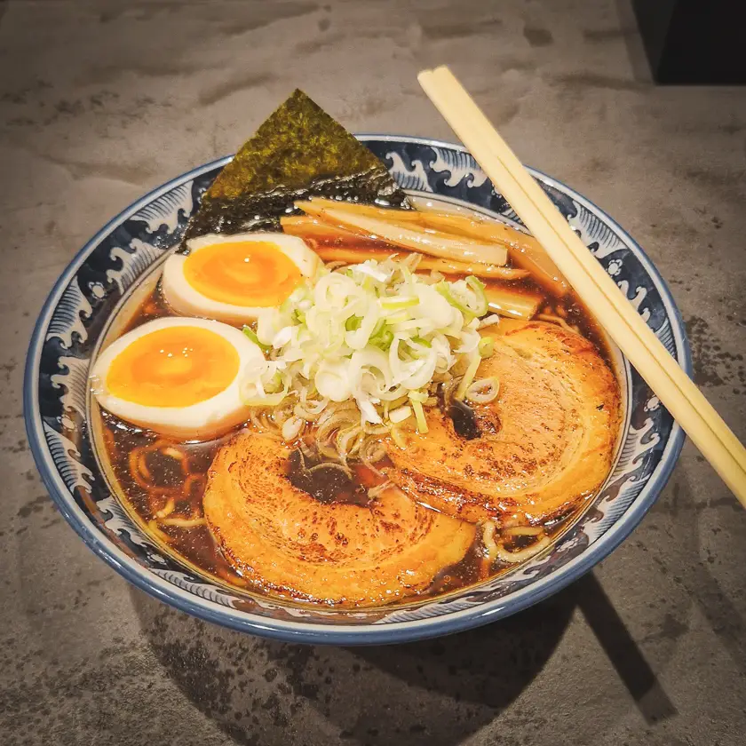Kom Hida ramen met chashu, zachtgekookte eieren en noedels in Takayama – takayama nakasendo trail