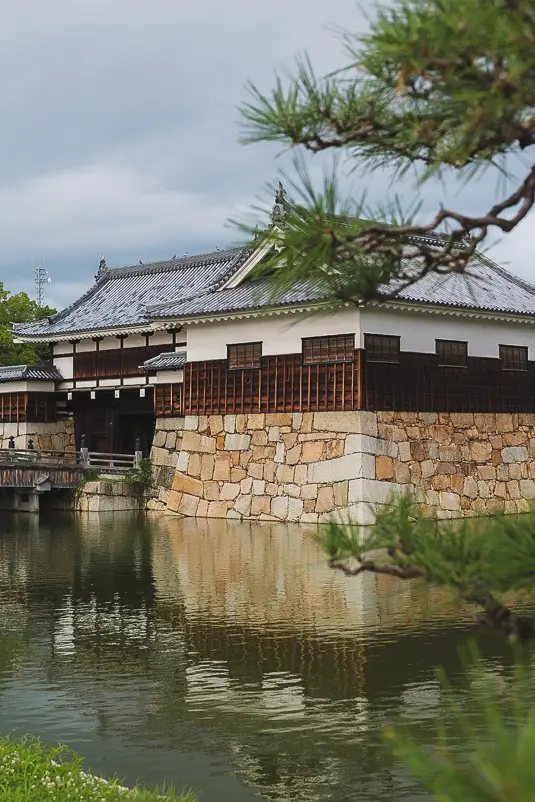 Toegangspoort van Hiroshima Castle met traditionele houten architectuur en de omringende gracht