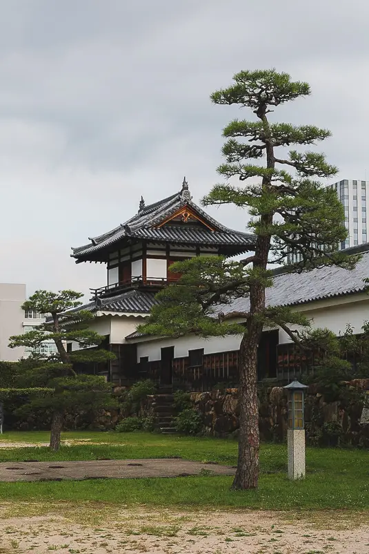 Traditionele wachttoren en dennenbomen op het terrein van Hiroshima Castle