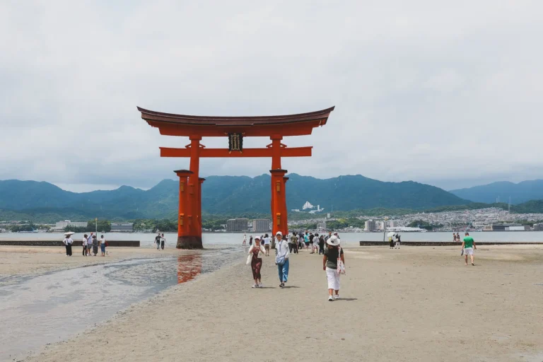 Rode tori in het water in Miyajima Dagtrip vanaf Hiroshima