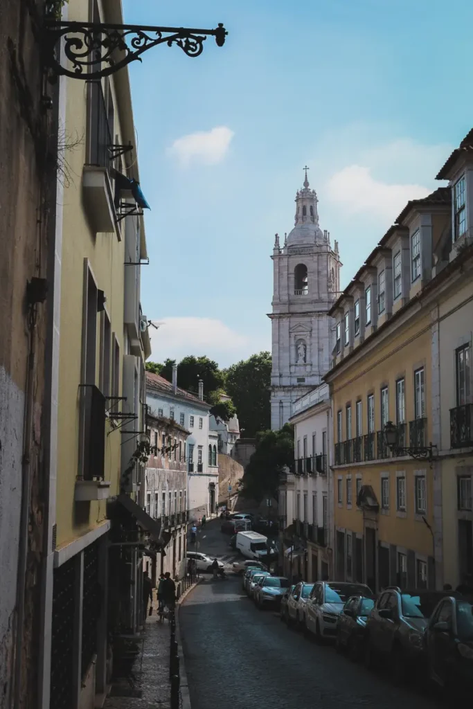 In Alfama vindt je de oudste gebouwen van Lissabon die niet getroffen zijn door de aardbeving