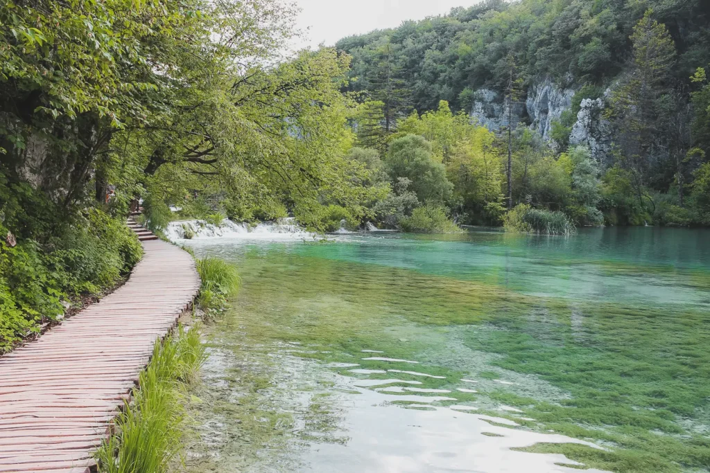 Houten wandelpad langs turquoise meren in Nationaal Park Plitvicemeren