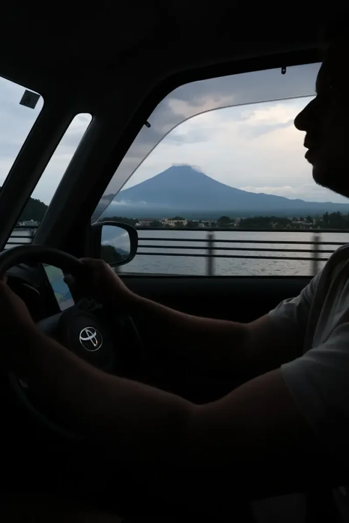 Uitzicht op Mount Fuji tijdens het rijden met een huurauto in Japan