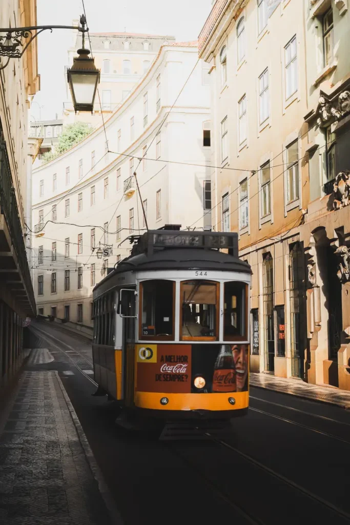 De iconische tram 28 tussen de historische gebouwen in Lissabon voor een uitstap naar Alfama
