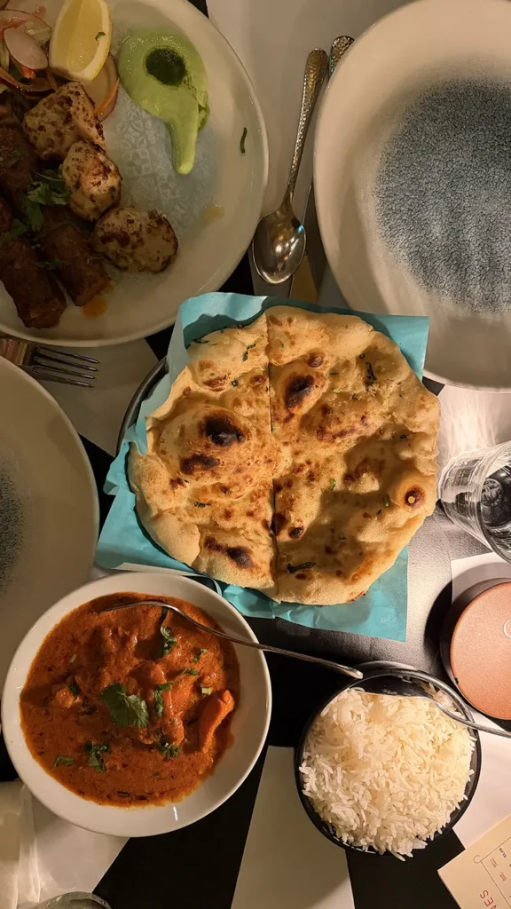 Indiase curry met rijst en naanbrood in een restaurant in Londen masala zone