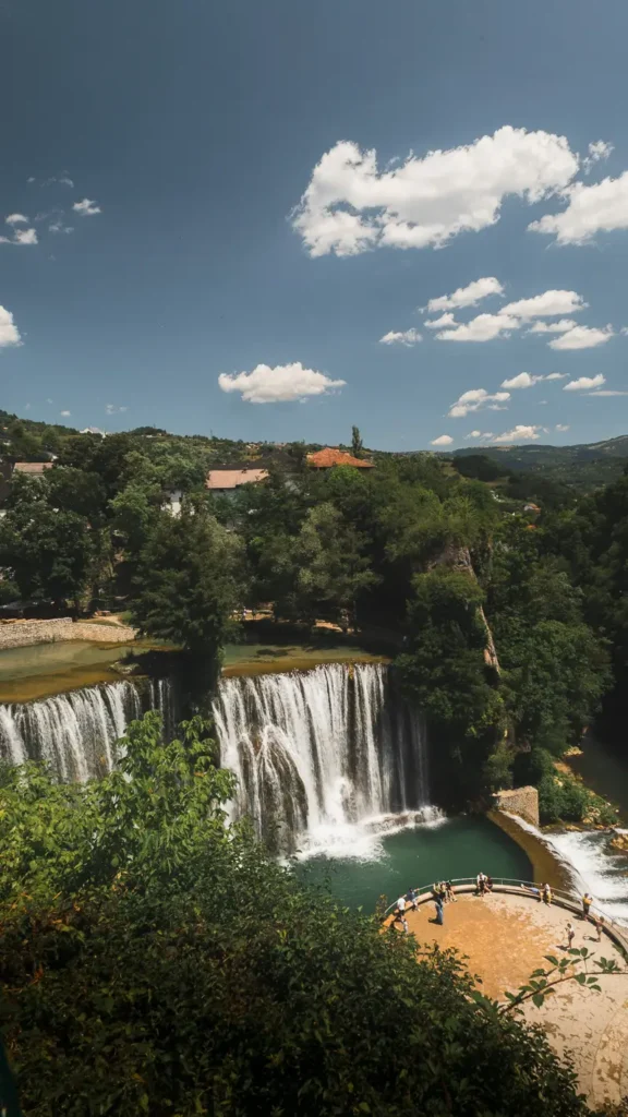 Grote waterval midden in stad Jajce