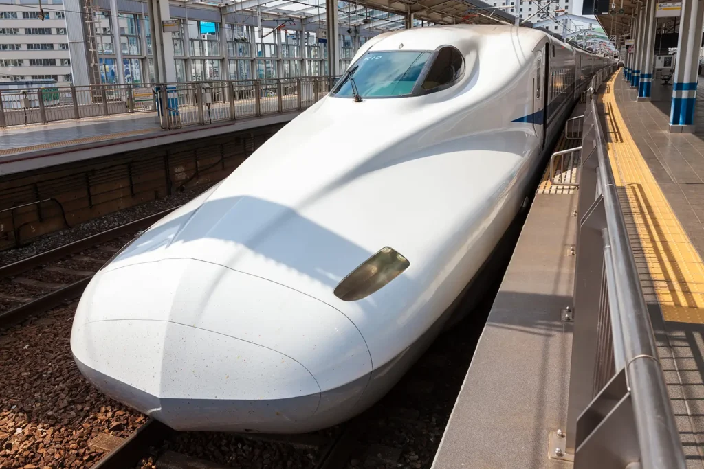 Shinkansen hogesnelheidstrein in Japan als belangrijk onderdeel van de kost reis Japan