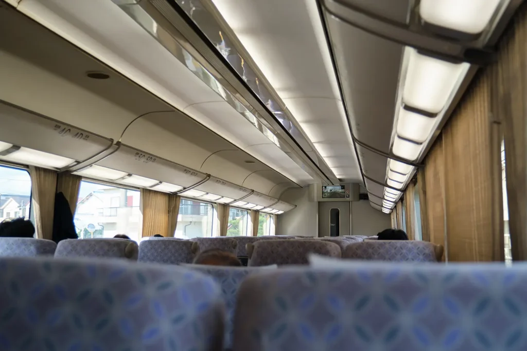 Interieur van een Japanse trein inbegrepen bij Japan Rail Pass