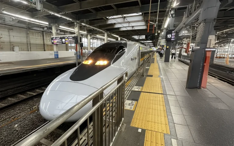 Shinkansen op het perron in Japan als voorbeeld van treinen die inbegrepen zijn in de Japan Rail Pass.