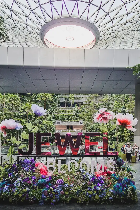 Bloemeninstallatie en Jewel Blooms display in Jewel Changi Airport tijdens een Singapore layover.