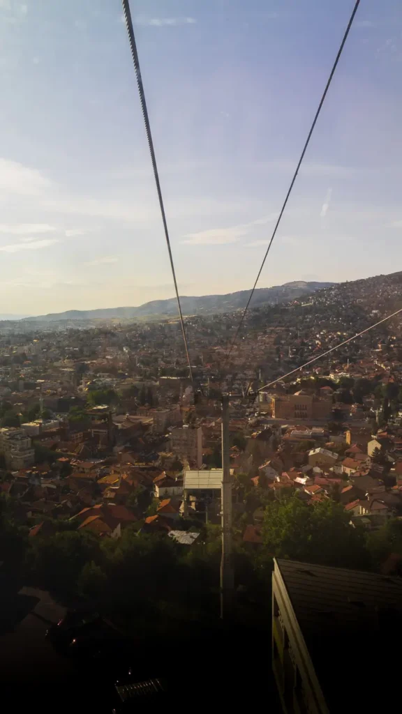 Uitzicht over Sarajevo vanuit de kabelbaan