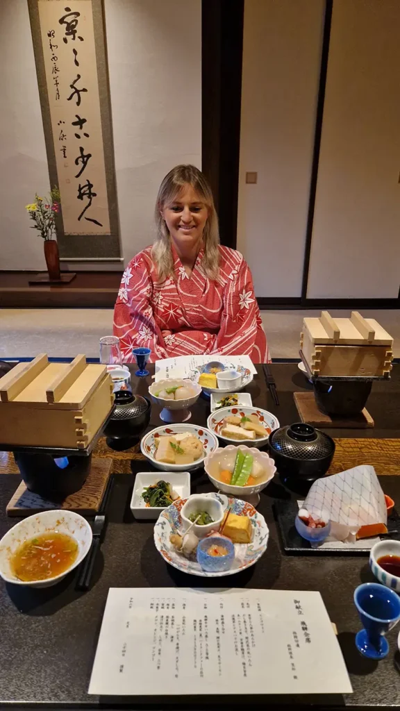 Traditionele kaiseki maaltijd met meerdere kleine gerechten in Japan