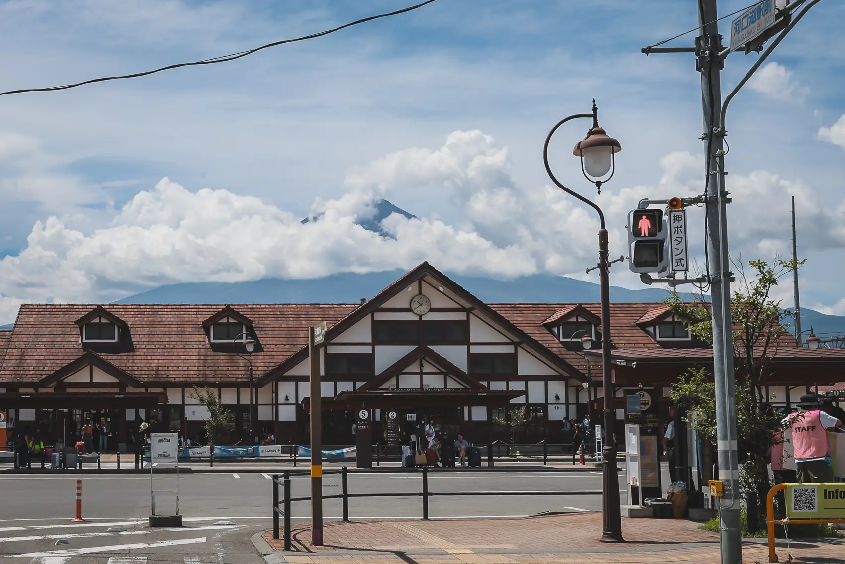 Kawaguchiko Station met zicht op Mount Fuji als vertrekpunt voor de Mount Fuji fietsroute