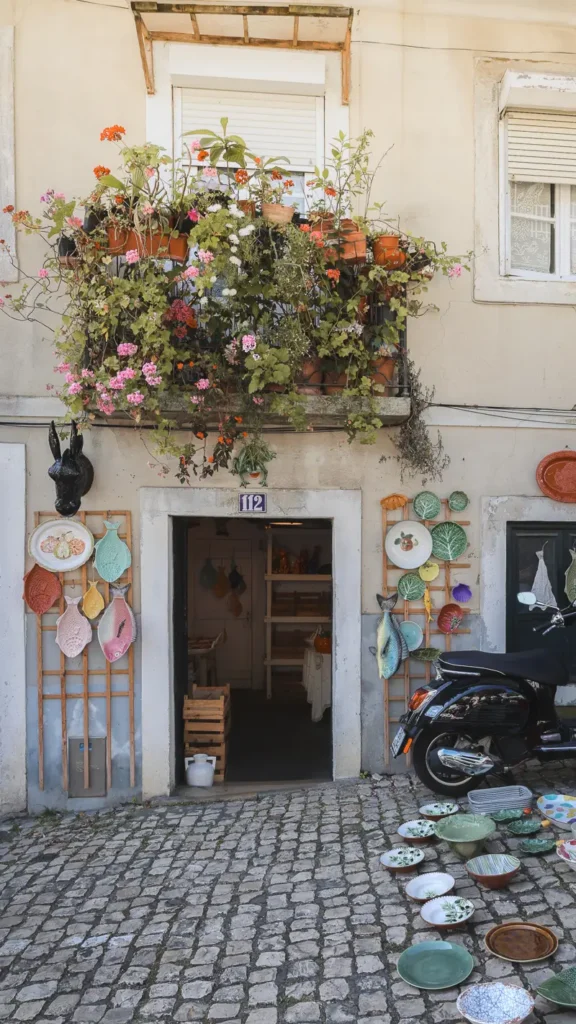 In Alfama aan de feira da ladra kan je leuke keramiek shoppen