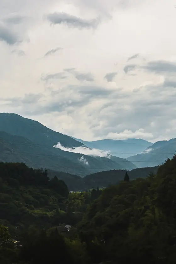 Mistige valleien en bergen van de Kiso Vallei langs de Nakasendo Trail – takayama nakasendo trail