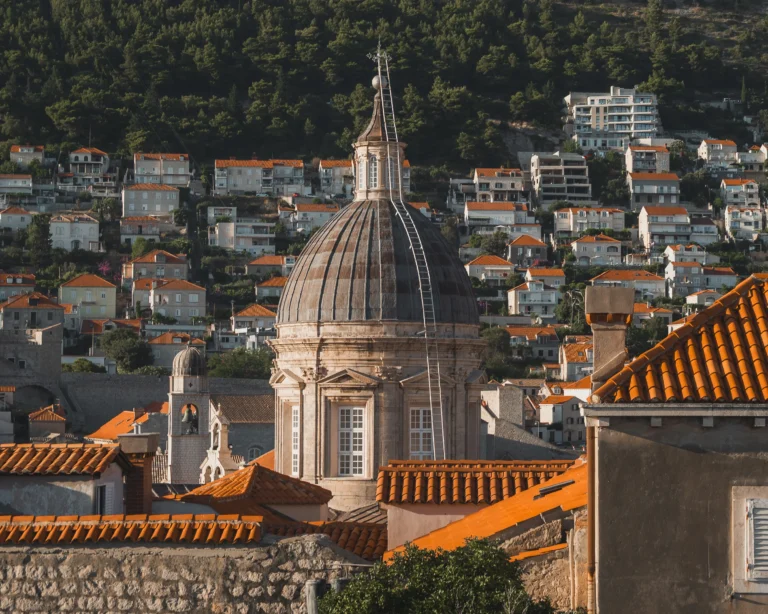 Kerkkoepel tussen de rode daken van Dubrovnik
