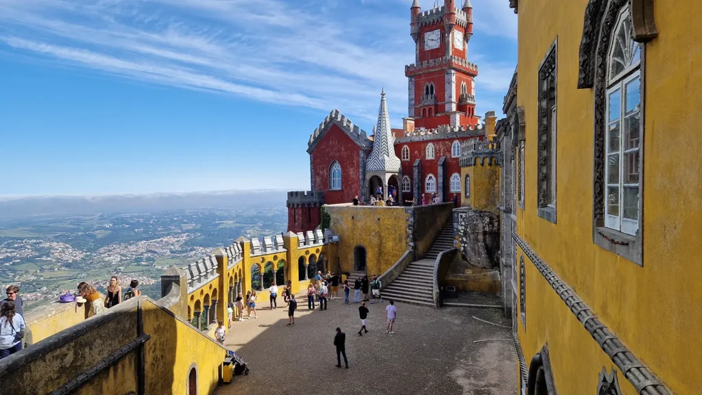 De buitenkant, tuin en binnenkoer van Pena Palace zijn in principe voldoende om te bezoeken