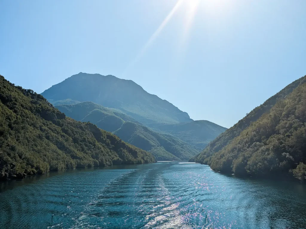 Uitzicht tijdens een ferrytocht over het Komani-meer in Albanië