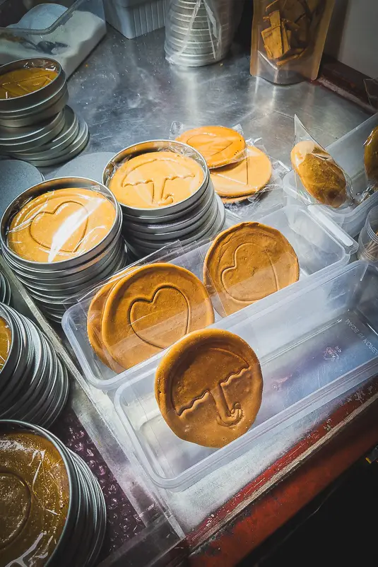 Dalgona candy in Seoul – typische streetfood tijdens onze reisroute Japan Zuid-Korea 3 weken