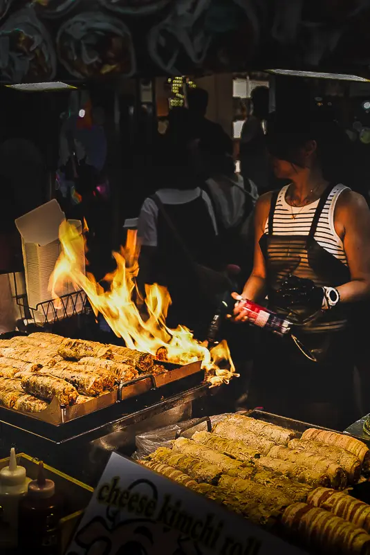 Koreaanse streetfoodkraam met vlammen tijdens het bereiden – culinair onderdeel van onze reisroute Japan Zuid-Korea 3 weken