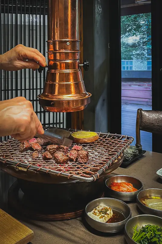 Korean BBQ met gegrild vlees en banchan – culinaire highlight van onze reisroute Japan Zuid-Korea 3 weken