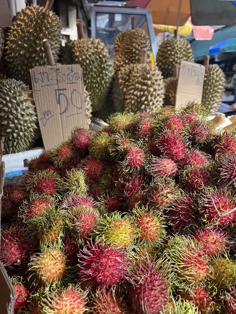 Lokale markt waar cash betalingen nodig zijn tijdens reizen buiten Europa