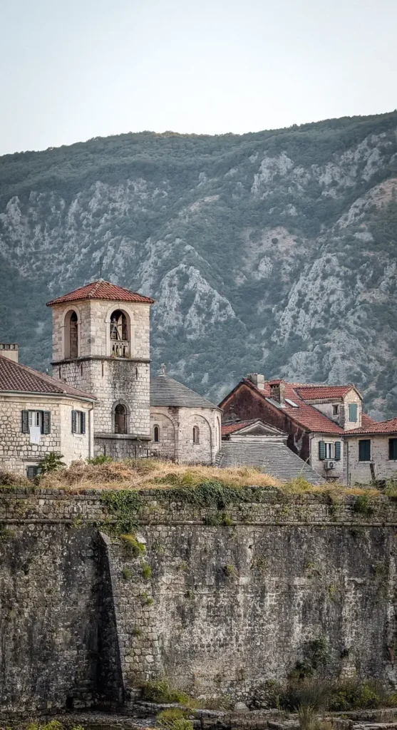 Kerkje in Kotor - foto genomen van buiten stadsmuren
