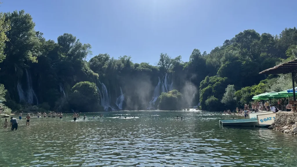 Kravica watervallen met meerdere cascades omringd door groen natuurgebied