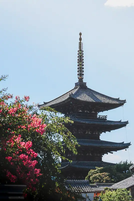Yasaka-pagode in Kyoto tussen bloemen – hoogtepunt tijdens onze reisroute Japan Zuid-Korea 3 weken