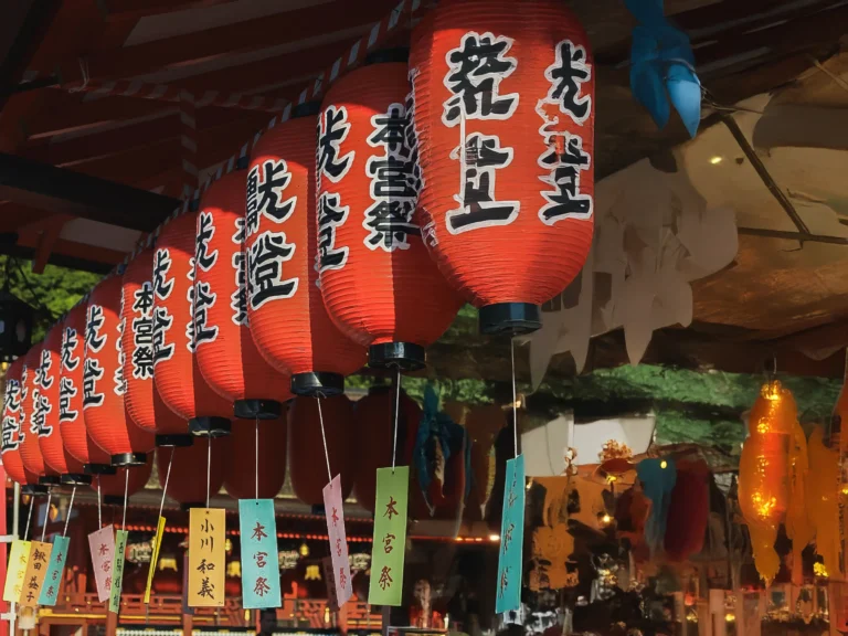 Rode Japanse lantaarns bij een schrijn in Kyoto tijdens onze reisroute Japan 2 weken