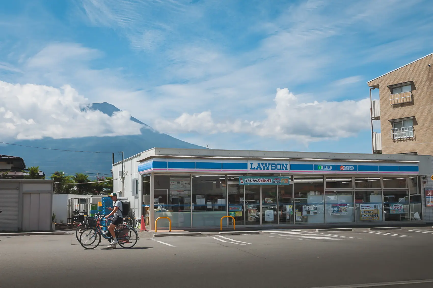 Lawson Kawaguchiko met fietser en zicht op Mount Fuji tijdens Mount Fuji fietsroute