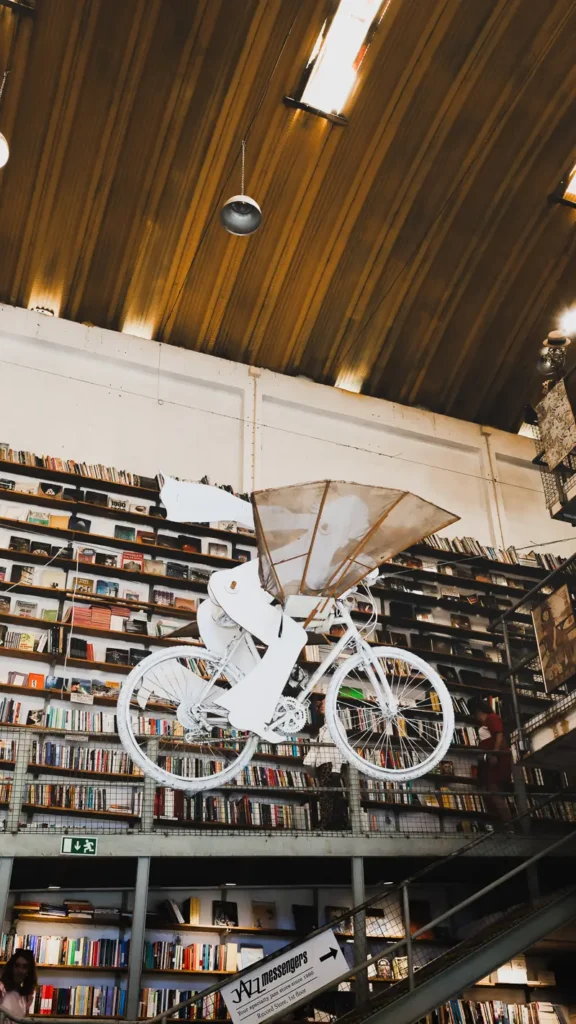 ler devagar is een bekende boekenwinkel met unieke boekenwand en kunst