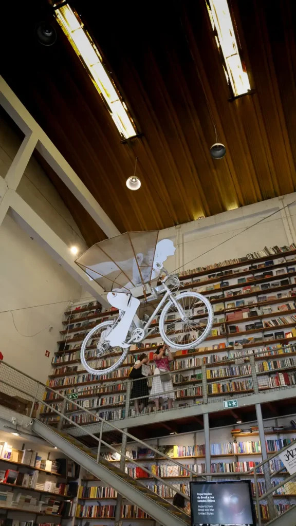 Ler devagar is de bekendste boekenwinkel van Lissabon en bevindt zich in LX factory