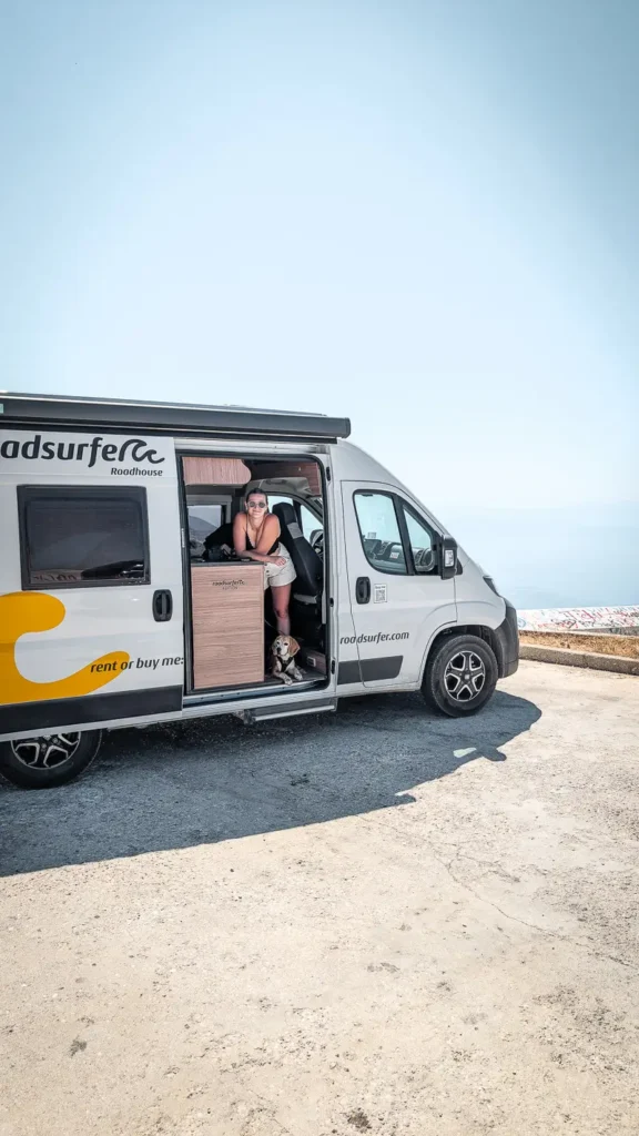 Panoramisch uitzicht vanaf de Llogara Pass over de Albanese Rivièra en zee