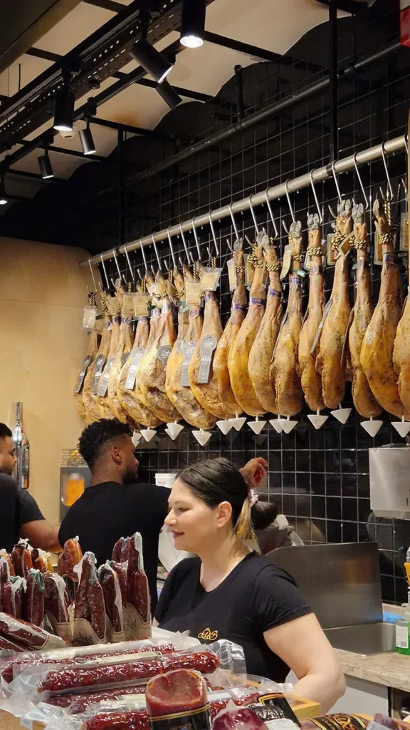 Serranoham en pata negra met andere locale delicatessen in time out market lissabon