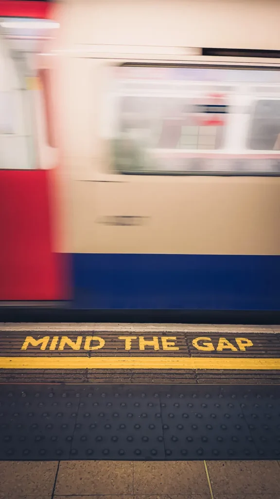 Mind the gap waarschuwing in de London Underground metro