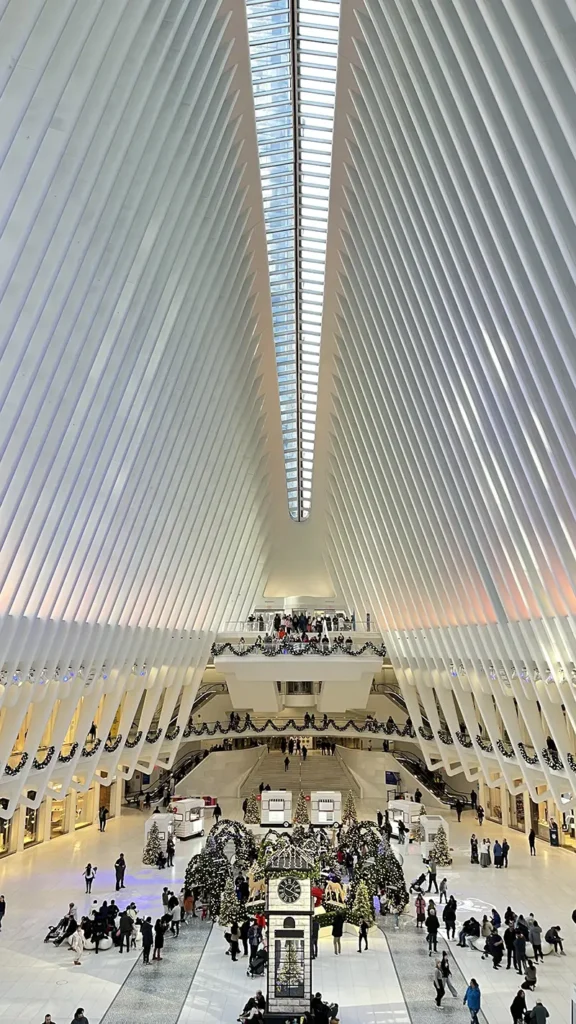 Groot modern luchthavengebouw met reizigers en winkels, perfect voor budgetreizigers