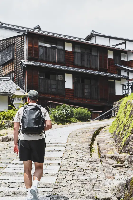 Wandelaar loopt door het postdorp Magome op weg naar de Nakasendo Trail – takayama nakasendo trail